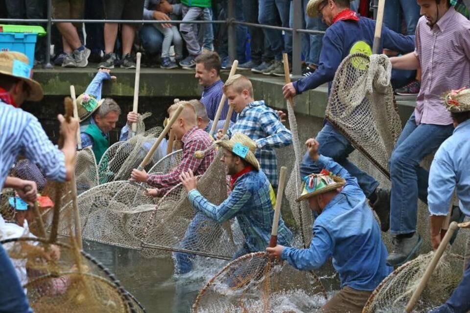 Männliche Stadtfischer beim Fischertag in Memmingen Männliche Stadtfischer beim Fischertag in Memmingen