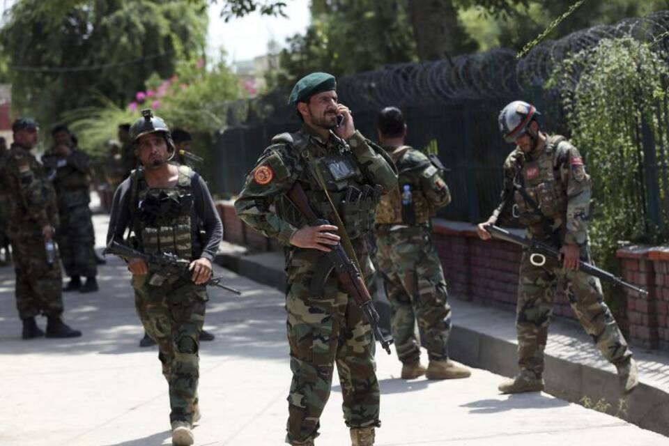 Afghanische Sicherheitskräfte vor dem Gefängnis in Dschalalabad. Afghanische Sicherheitskräfte vor dem Gefängnis in Dschalalabad.