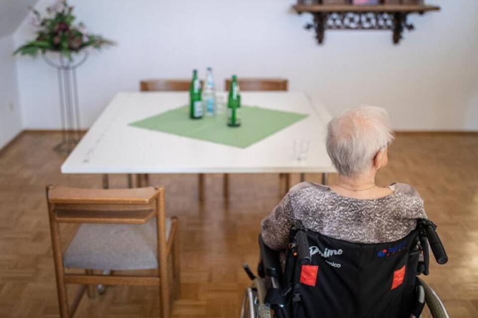 Frau im Pflegeheim Frau im Pflegeheim