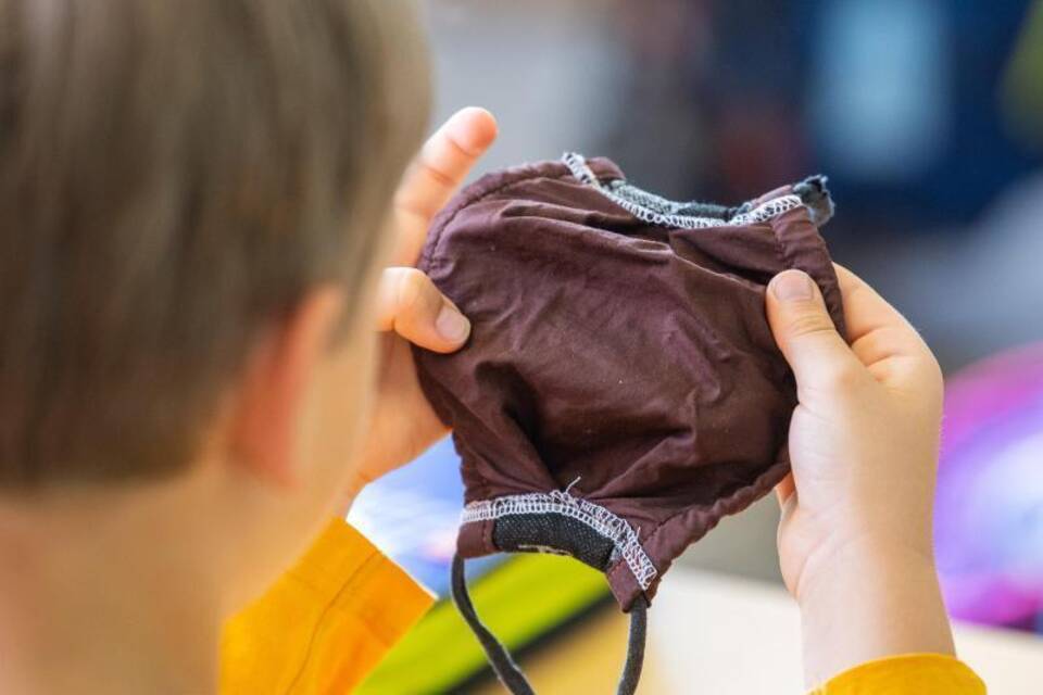 Ein Schulkind mit Maske Ein Schulkind mit Maske