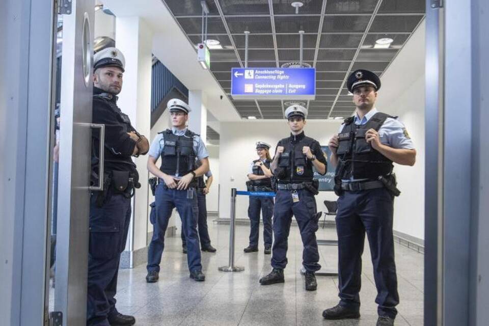 Einreisekontrolle am Flughafen Einreisekontrolle am Flughafen