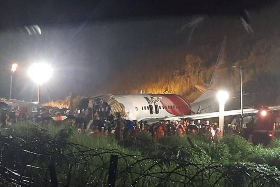 Flugzeug bei Landung in Indien verunglückt Flugzeug bei Landung in Indien verunglückt
