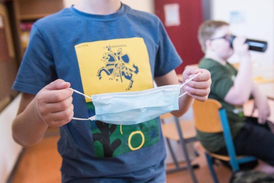 Ein Schüler mit einer Maske Ein Schüler mit einer Maske