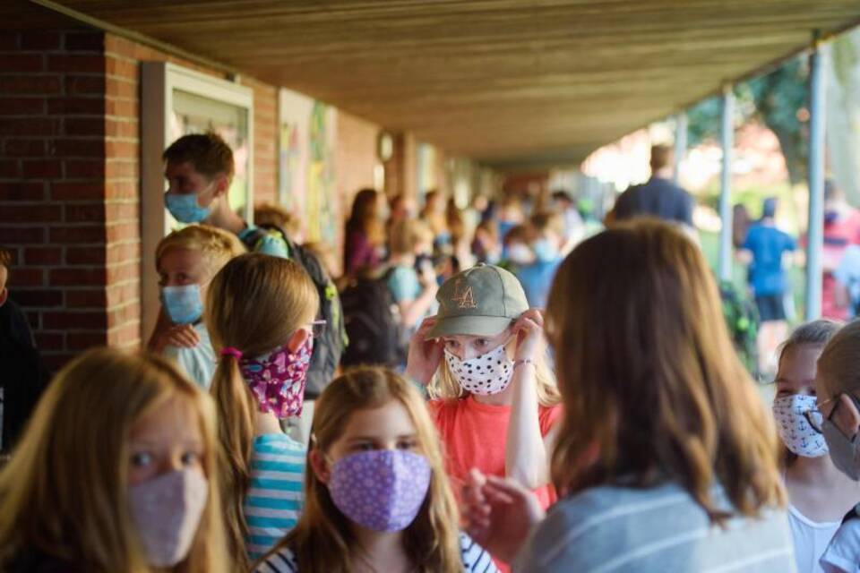 Kinder tragen Masken in der Schule