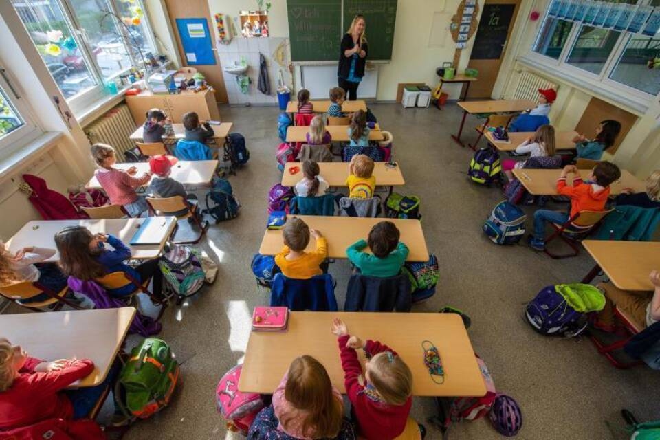 Kinder und eine Lehrerin