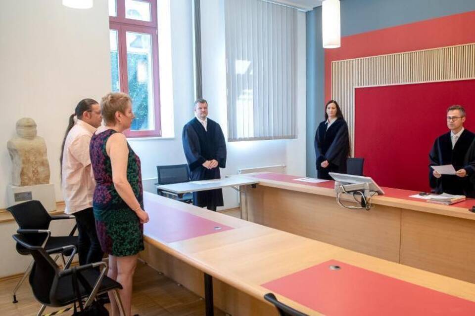 Corinna May und ihr Mann im Gerichtssaal Corinna May und ihr Mann im Gerichtssaal
