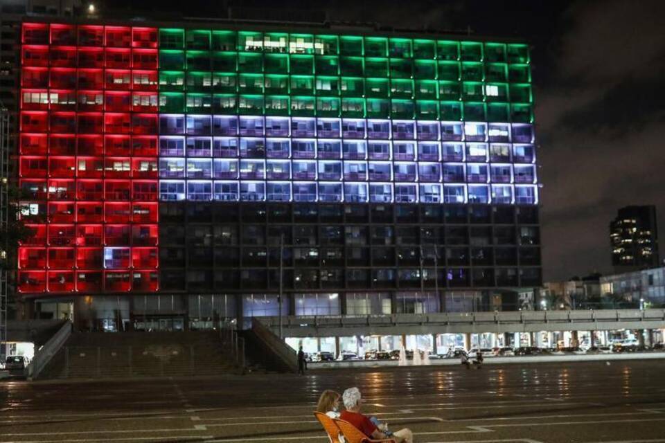 Die Farben der VAE auf einem Haus Die Farben der VAE auf einem Haus