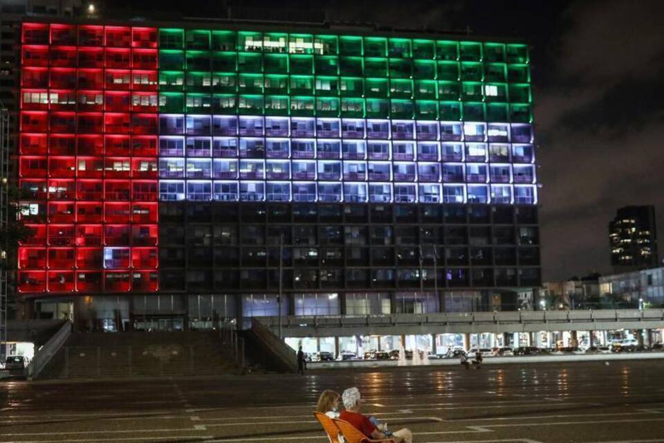 Die Farben der VAE auf einem Haus